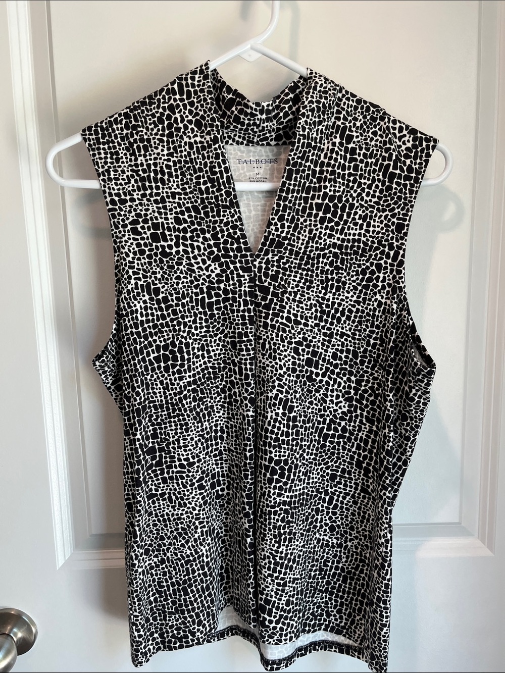 Talbots Black & White Sleeveless V-Neck Patterned Camisole